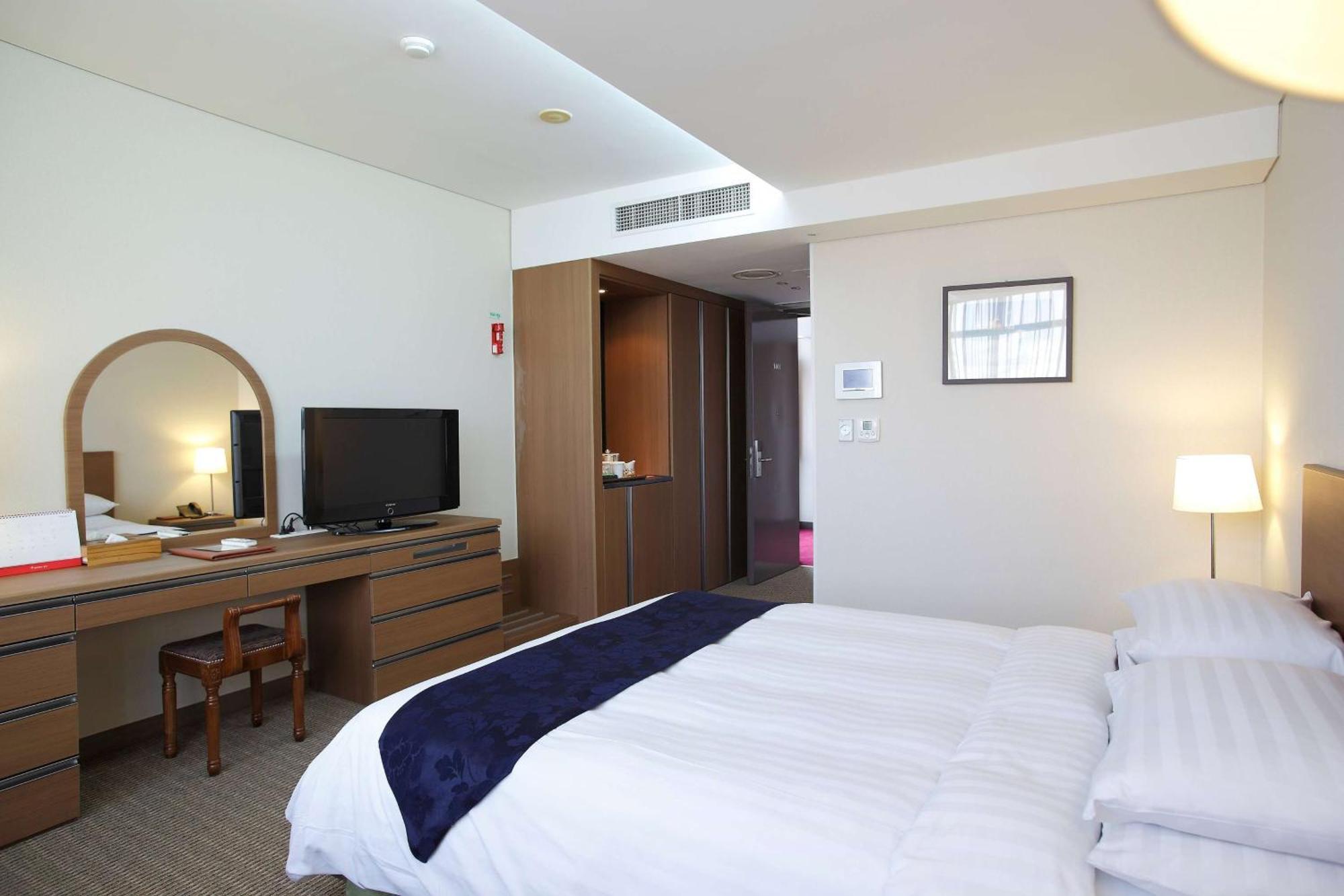 Ramada By Wyndham Dongtan Hotel Hwaseong Exterior photo